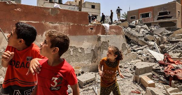 Wounded child in Gaza receiving aid