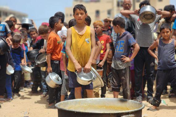 Palestinians take shelter